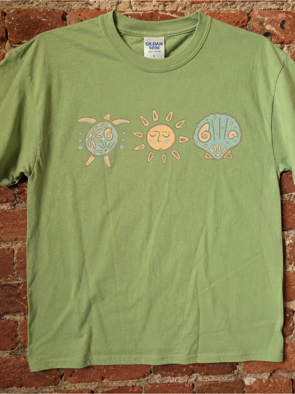 Gildan 5000 Green Graphic Tee with Sun & Sea Icons, Vintage Size L